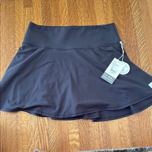 Vuori Dresses & Skirts - BNWT Vuori Black baseline Skirt 14.5” with Built-In Short - M